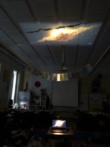 Sternenbild an die Decke projiziert